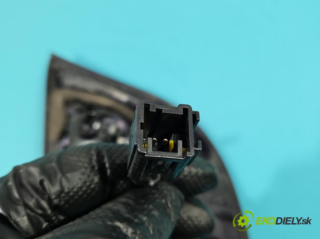 DS 4 2015-2020 2.0 hdi 181KM automatic 133 kW 1997 cm3 5- svetlo / reflektor zadné pravé 9670272680 (Kľučka dverí ostatné)