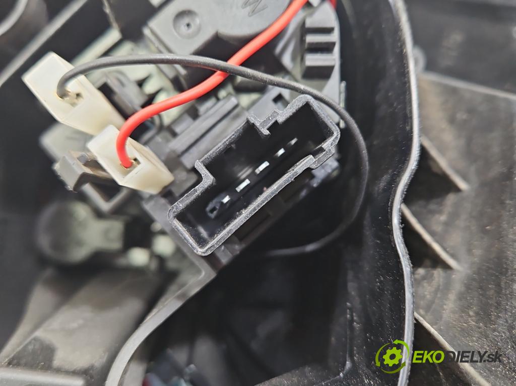 DS 4 2015-2020 2.0 hdi 181KM automatic 133 kW 1997 cm3 5- světlo zadní levé (Klika dveří ostatní)