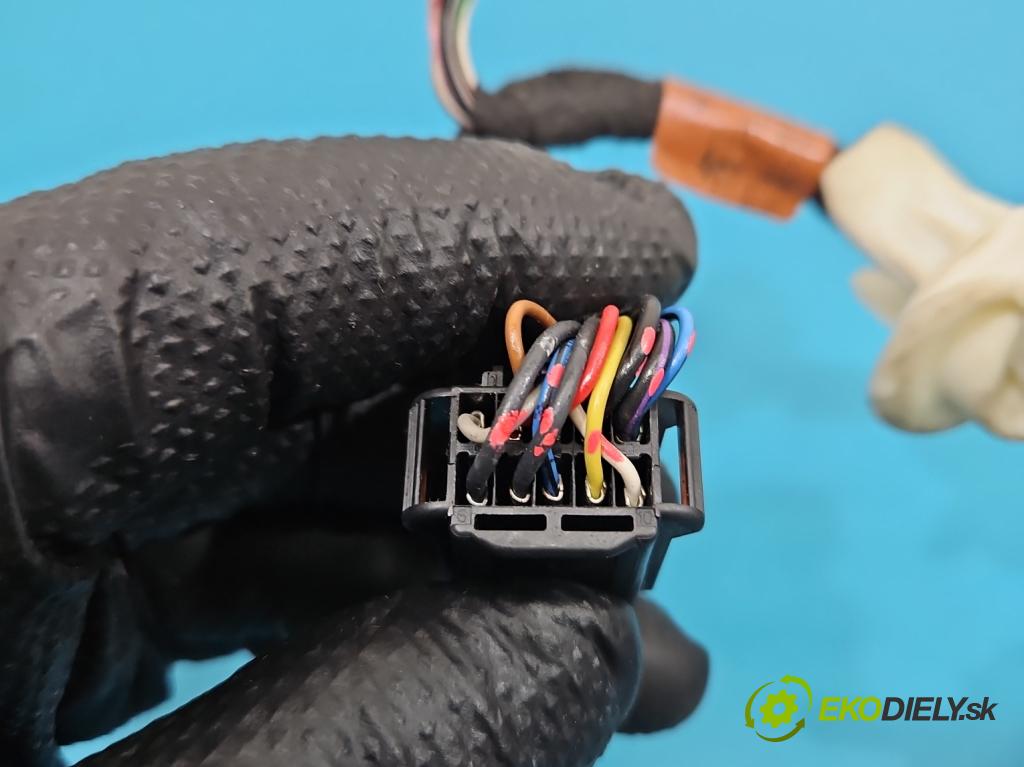 DS 4 2015-2020 2.0 hdi 181KM automatic 133 kW 1997 cm3 5- zpětné zrcátko pravé  (Klika dveří ostatní)