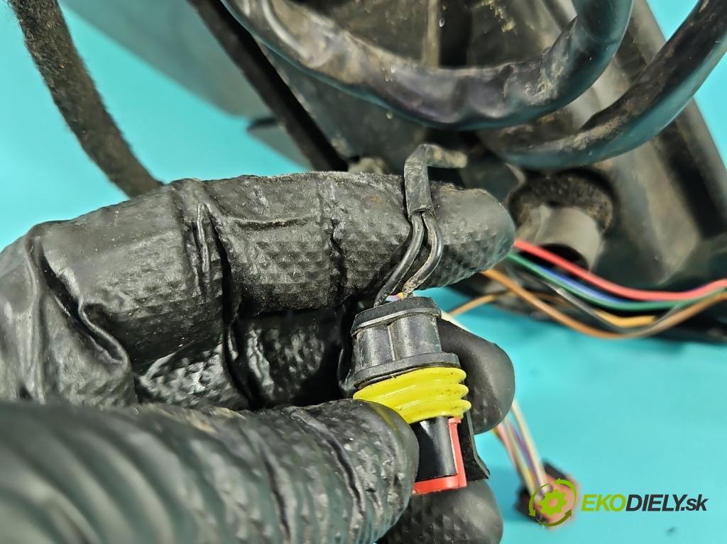 Citroen C8 2002-2014 2.2 16V 158 hp manual 116 kW 2230 cm3 5- zpětné zrcátko pravé  (Klika dveří ostatní)