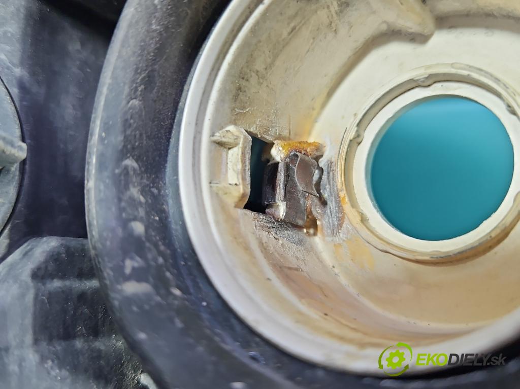 Opel Corsa C 2000-2006 1.3 cdti 69KM manual 51 kW 1248 cm3 3- Reflektor: pravý  (Svetlo predné pravé)