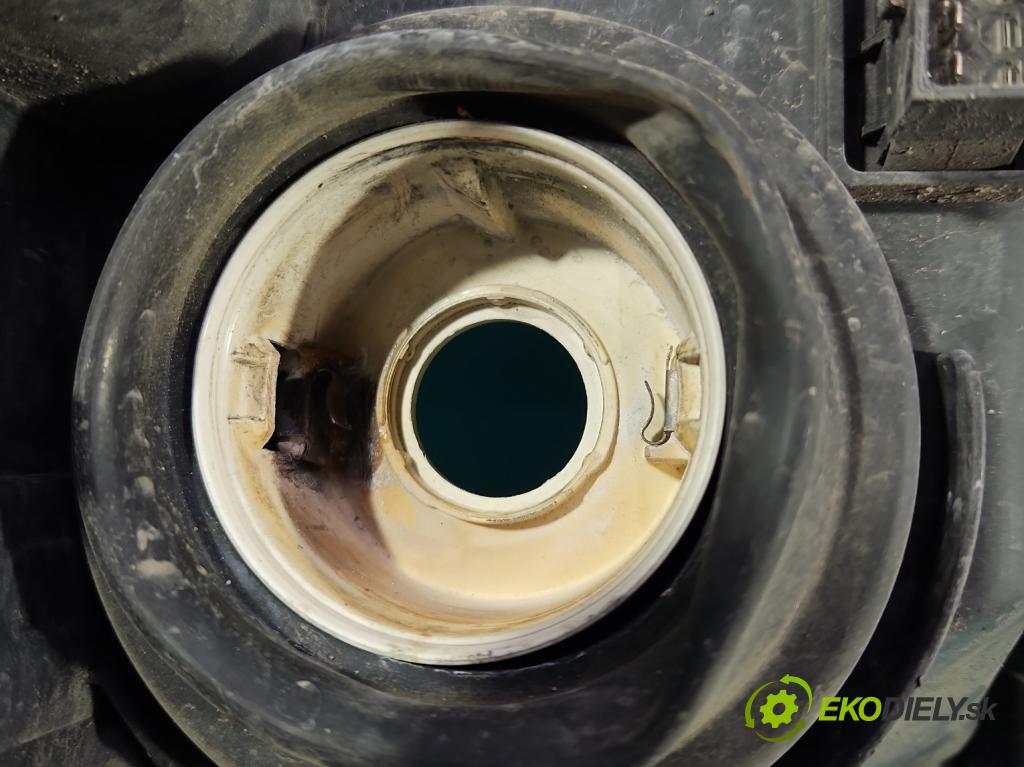 Opel Corsa C 2000-2006 1.3 cdti 69KM manual 51 kW 1248 cm3 3- Reflektor: pravý  (Svetlo predné pravé)