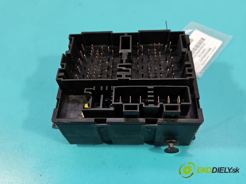 Fiat Freemont 2.0 jtd 170 HP manual 125 kW 1956 cm3 5- skrinka poistka 68068355AD (Poistková skrinka)