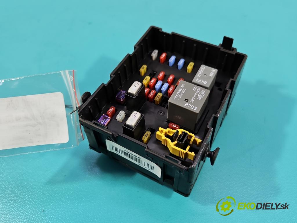 Fiat Freemont 2.0 jtd 170 HP manual 125 kW 1956 cm3 5- skrinka poistka 68068355AD (Poistková skrinka)