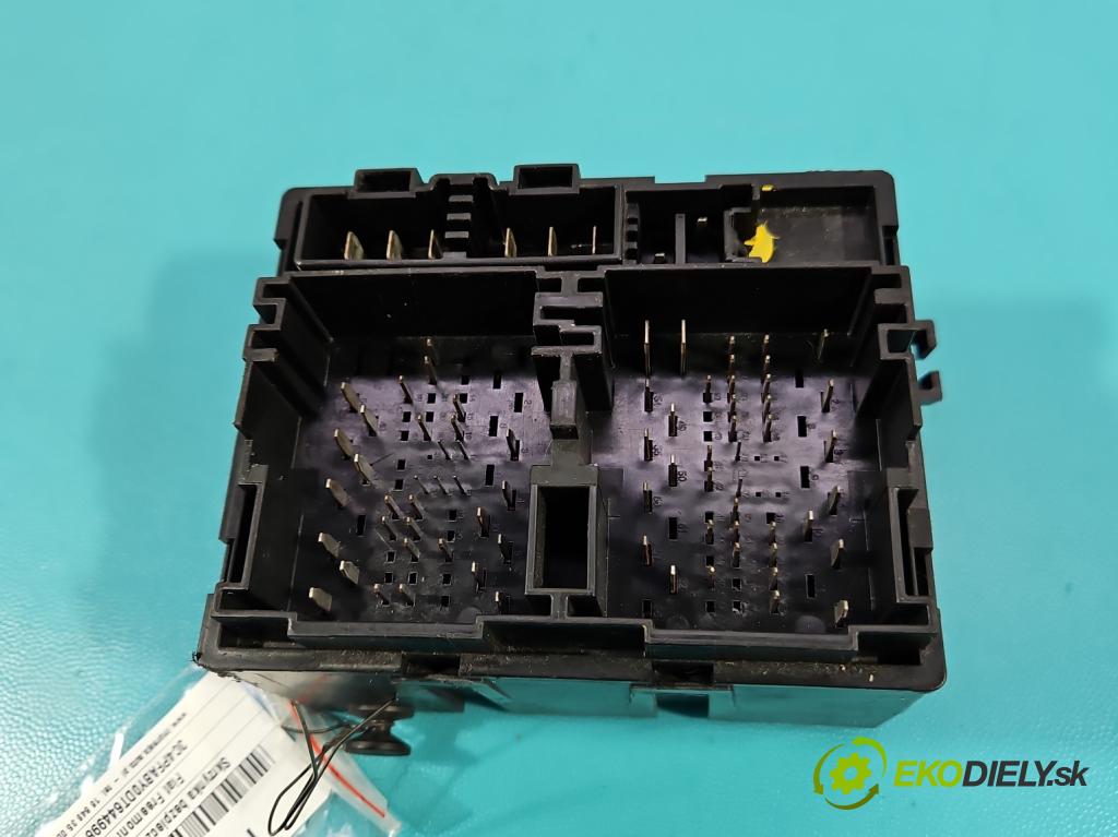 Fiat Freemont 2.0 jtd 170 HP manual 125 kW 1956 cm3 5- skrinka poistka 68068355AD (Poistková skrinka)