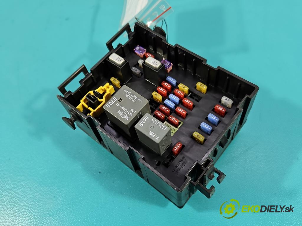 Fiat Freemont 2.0 jtd 170 HP manual 125 kW 1956 cm3 5- skrinka poistka 68068355AD (Poistková skrinka)