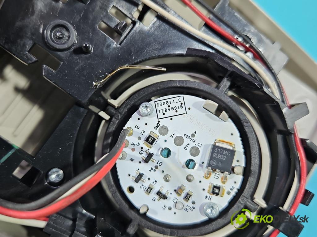 Fiat Freemont 2.0 jtd 170 HP manual 125 kW 1956 cm3 5- svetlo / reflektor interiéra 275019