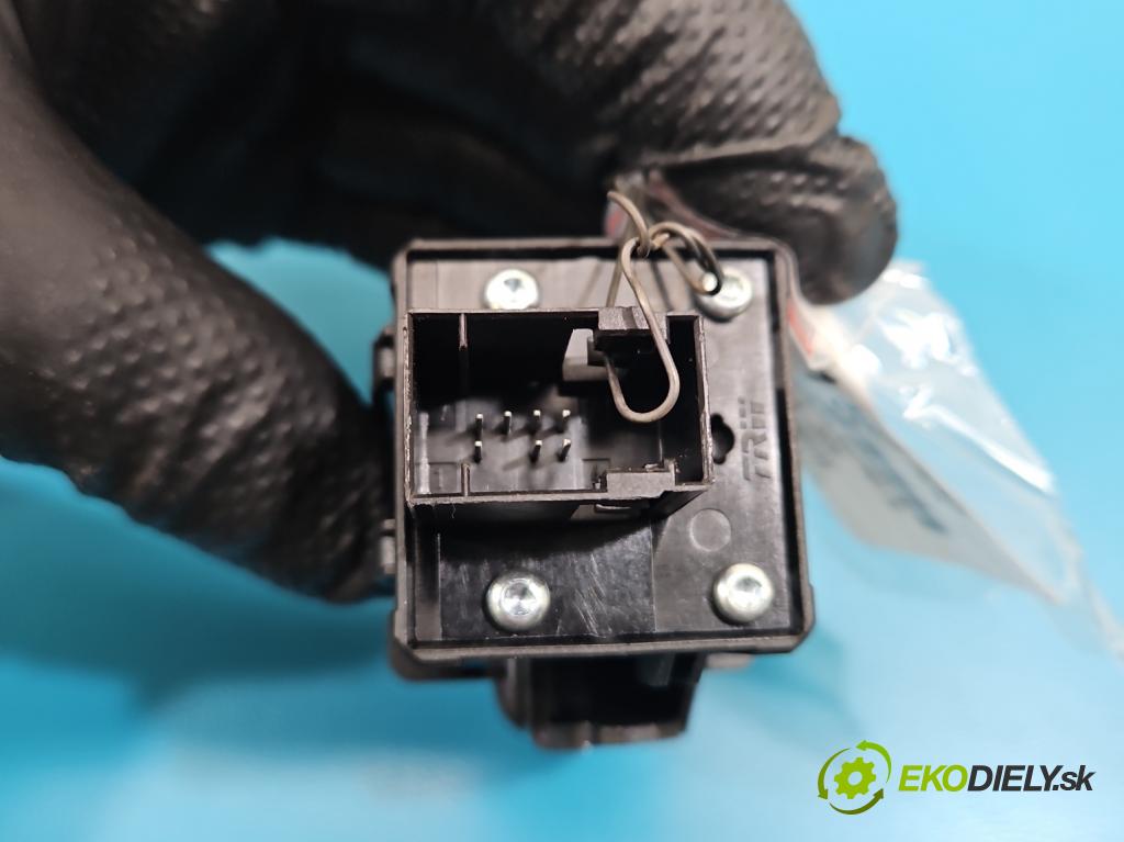 DS 4 2015-2020 2.0 hdi 181KM automatic 133 kW 1997 cm3 5- prepínač brzda: ručný  (Prepínacie páčky pod volantom)