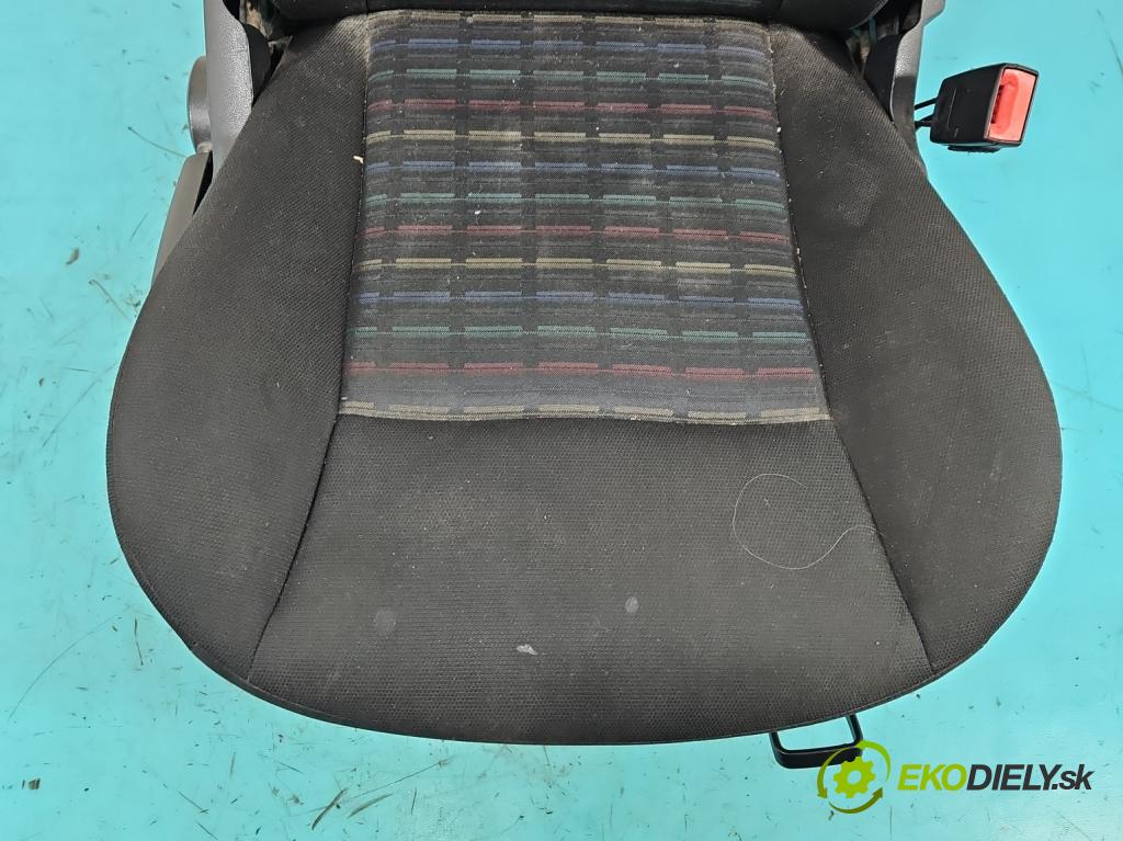 Mercedes A W169 2004-2012 2.0 cdi 109 hp manual 80 kW 1992 cm3 3- Sedadlo pravý  (Sedadlo)