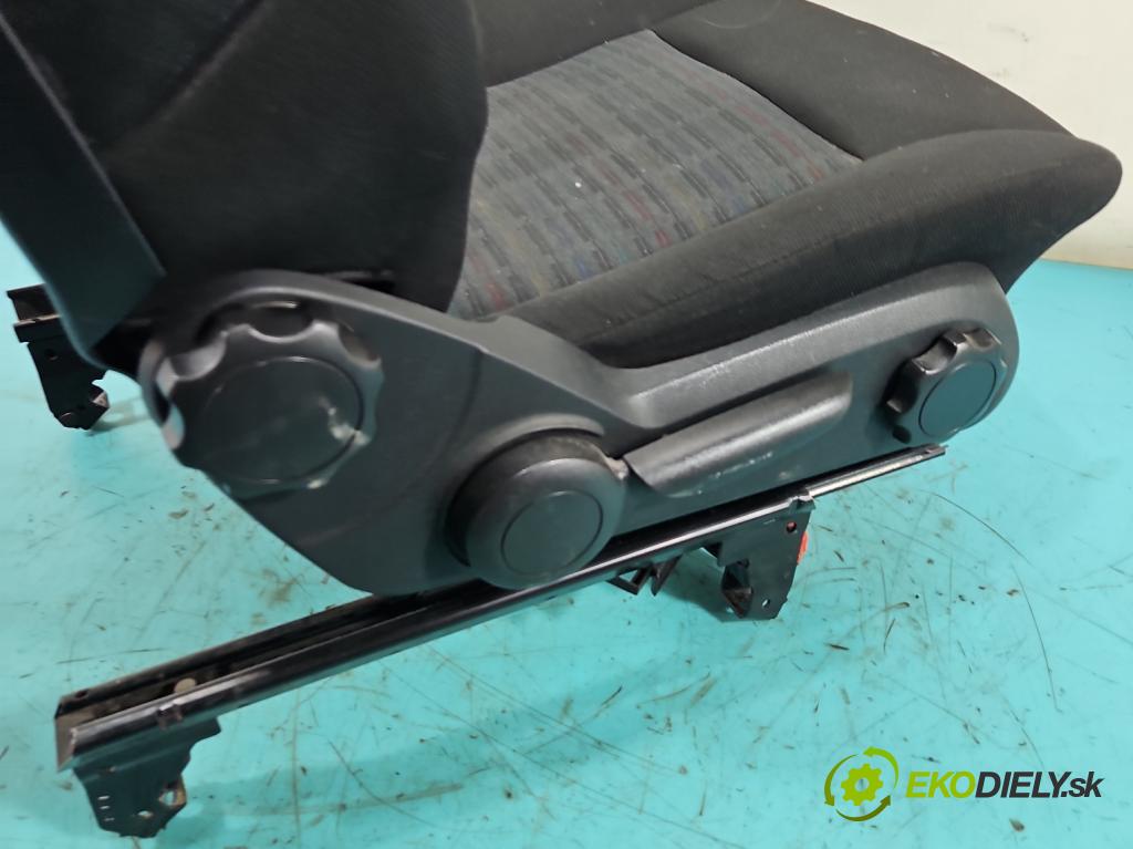 Mercedes A W169 2004-2012 2.0 cdi 109 hp manual 80 kW 1992 cm3 3- Sedadlo pravý  (Sedadlo)