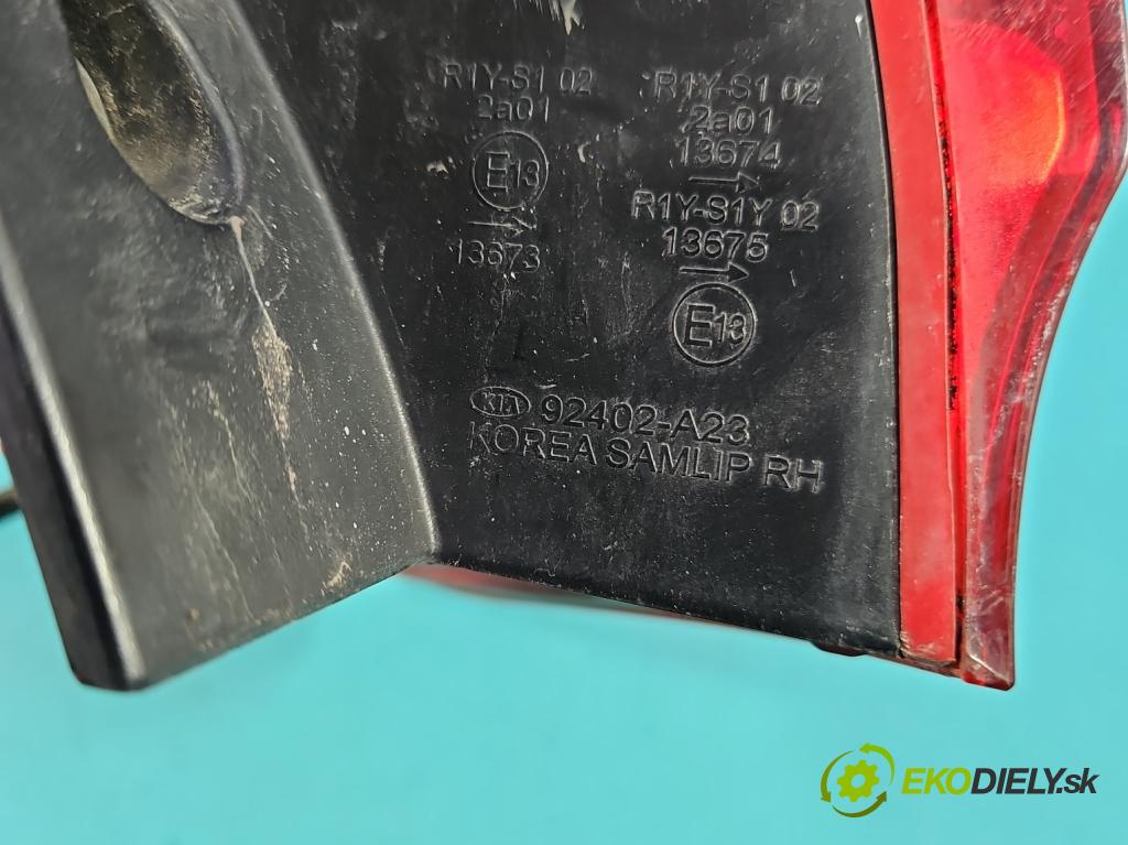 Kia Ceed II 2012-2018 1.6 crdi 128 HP manual 94 kW 1582 cm3 5- svetlo / reflektor zadné pravé 92402-A23 (Kľučka dverí ostatné)