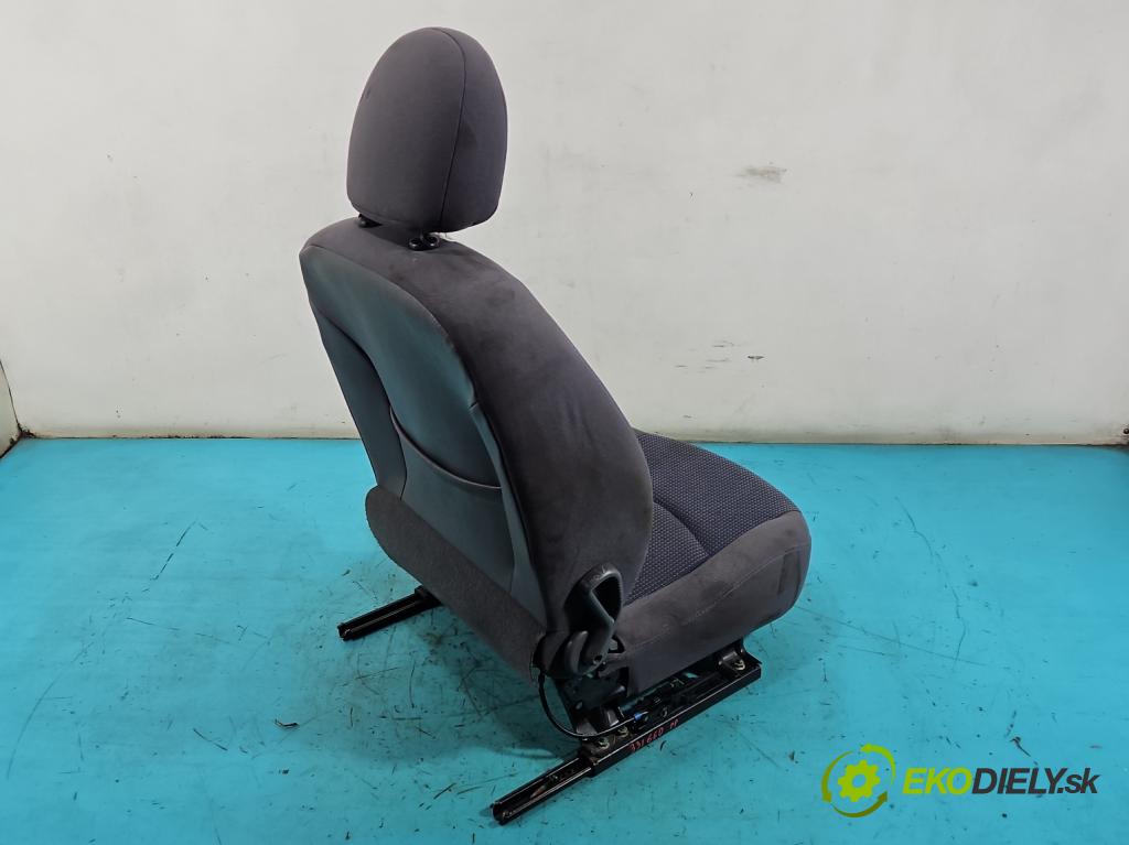 Peugeot 206 1.4 hdi 68 HP manual 50 kW 1398 cm3 3- Sedačka pravý (Sedadlo)