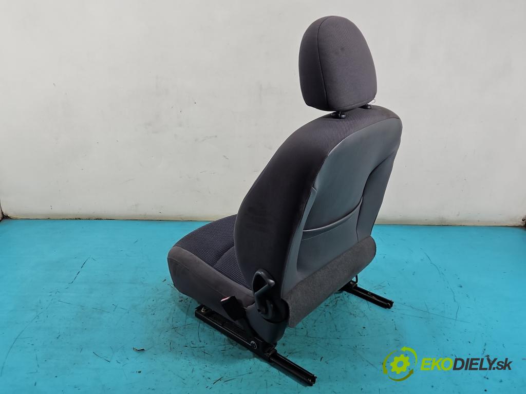 Peugeot 206 1.4 hdi 68 HP manual 50 kW 1398 cm3 3- Sedačka pravý (Sedadlo)