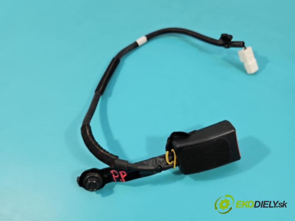 Kia Ceed II 2012-2018 1.6 crdi 128 hp manual 94 kW 1582 cm3 5- stěna bezpečnost přední pravý