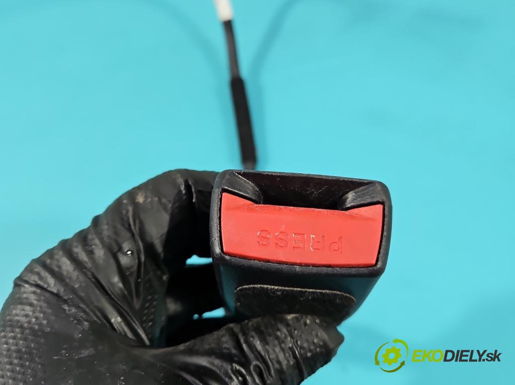 Kia Ceed II 2012-2018 1.6 crdi 128 hp manual 94 kW 1582 cm3 5- stěna bezpečnost přední pravý