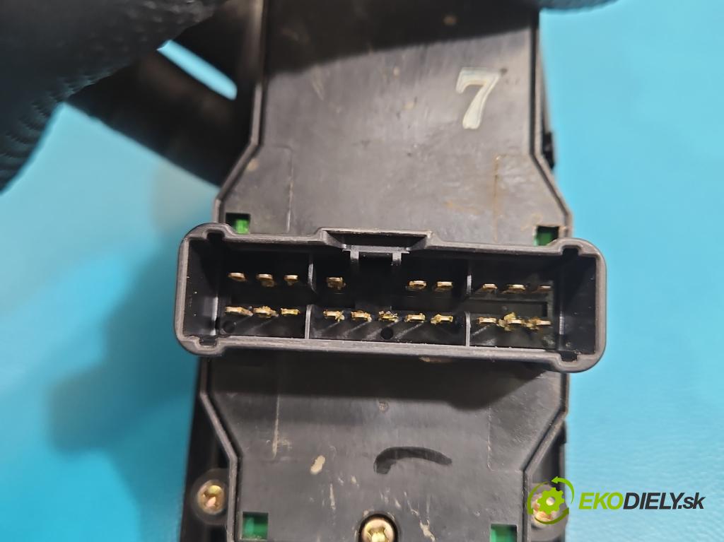 Honda Stream 2.0 16V 156 HP manual 115 kW 1998 cm3 5- prepínač okien spätných zrkadiel