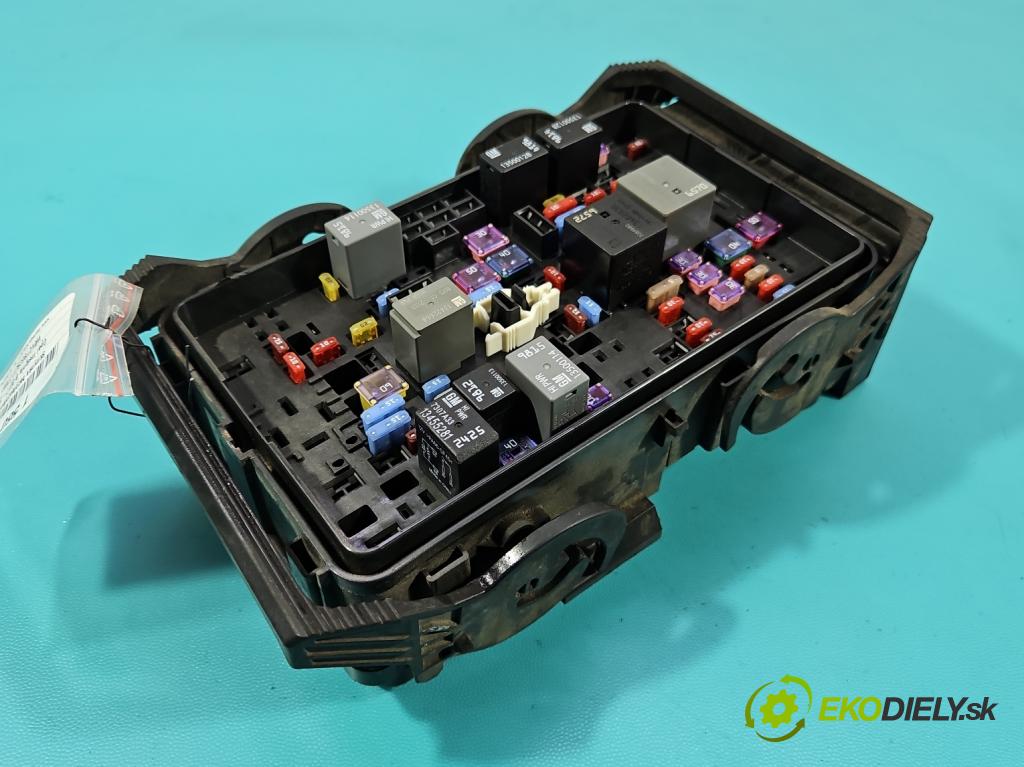 Opel Insignia B 2017-2022 2.0 T 260 HP automatic 191 kW 1998 cm3 5- skrinka poistka 39116633 (Poistková skrinka)