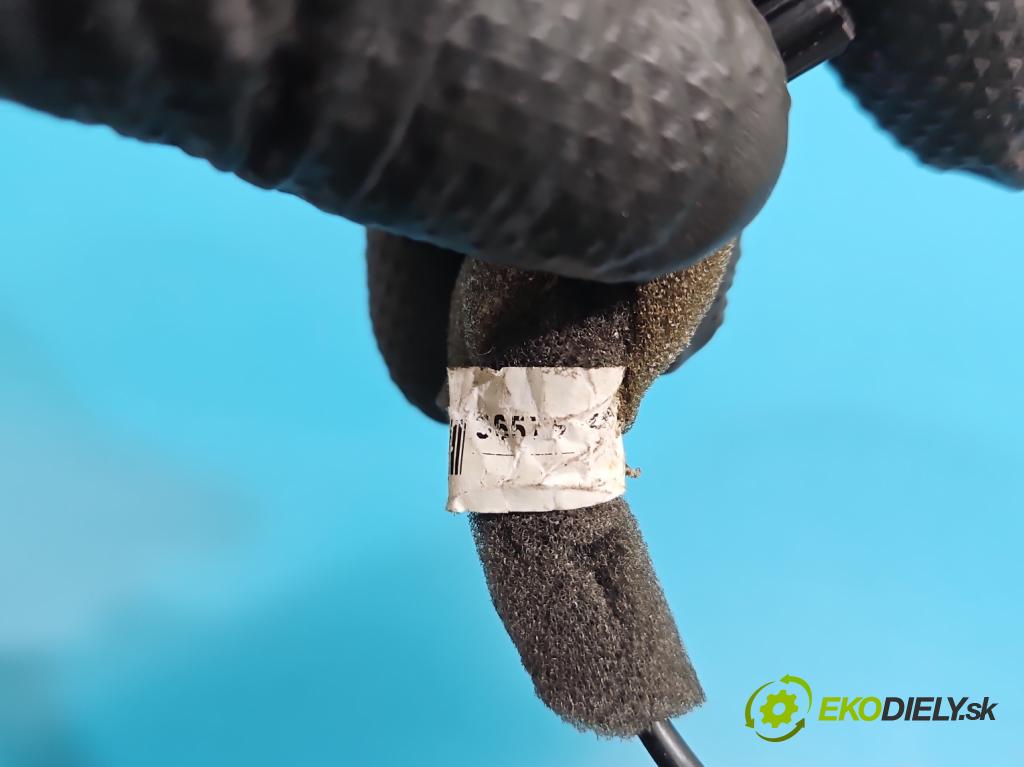 Kia Ceed II 2012-2018 1.6 crdi 128 HP manual 94 kW 1582 cm3 5- Mikrofon: