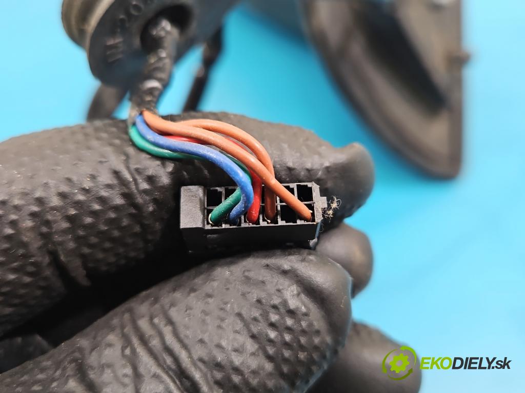 Peugeot 407 2.0 hdi 136 HP manual 100 kW 1997 cm3 4- zrkadlo ľavé  (Kľučka dverí ostatné)