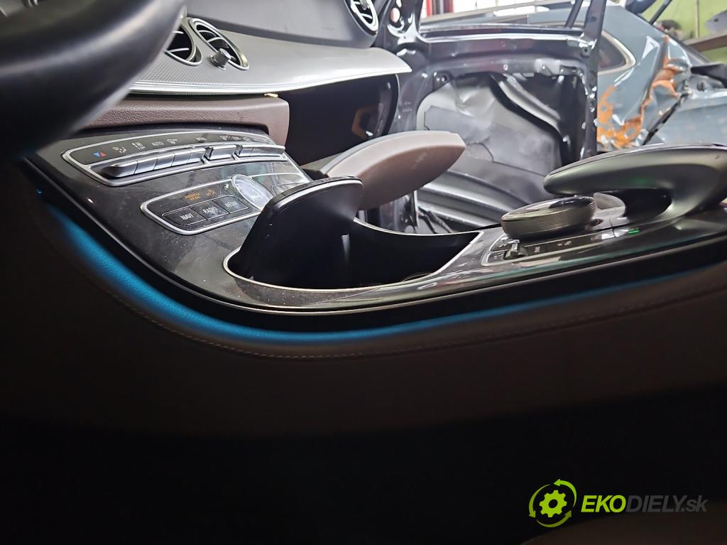 Mercedes E W213 2016-2023 2.0 CDI 194KM automatic 143 kW 1950 cm3 4- Rukojeť: na napoje: A2136806500 (Držák nápojů)