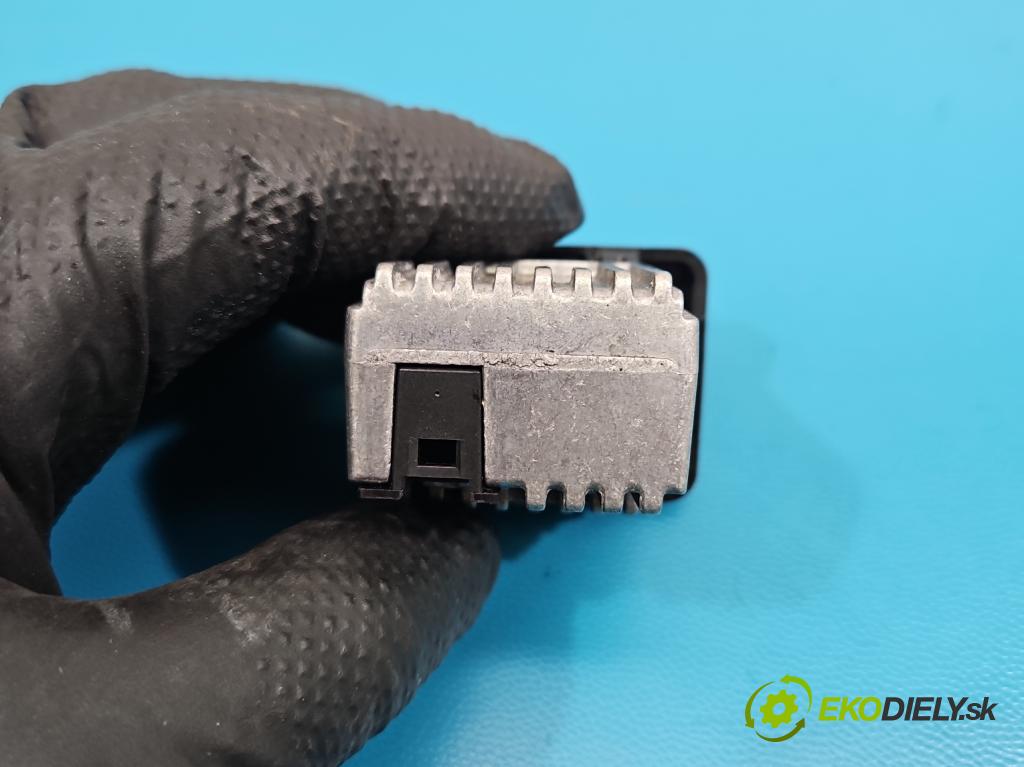 Mercedes S W222 2013-2020 3.0 cdi (656929) 340KM: automatic 250 kW 2925 cm3 4- zásuvka USB A2138207701