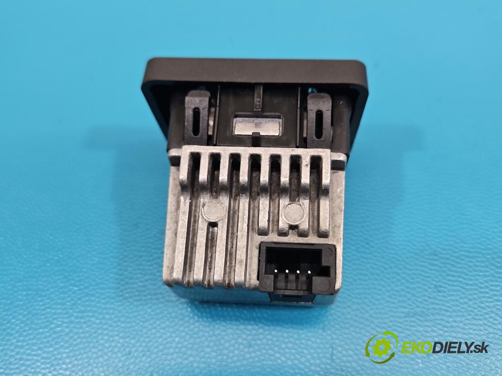 Mercedes S W222 2013-2020 3.0 cdi (656929) 340KM: automatic 250 kW 2925 cm3 4- zásuvka USB A2138207701