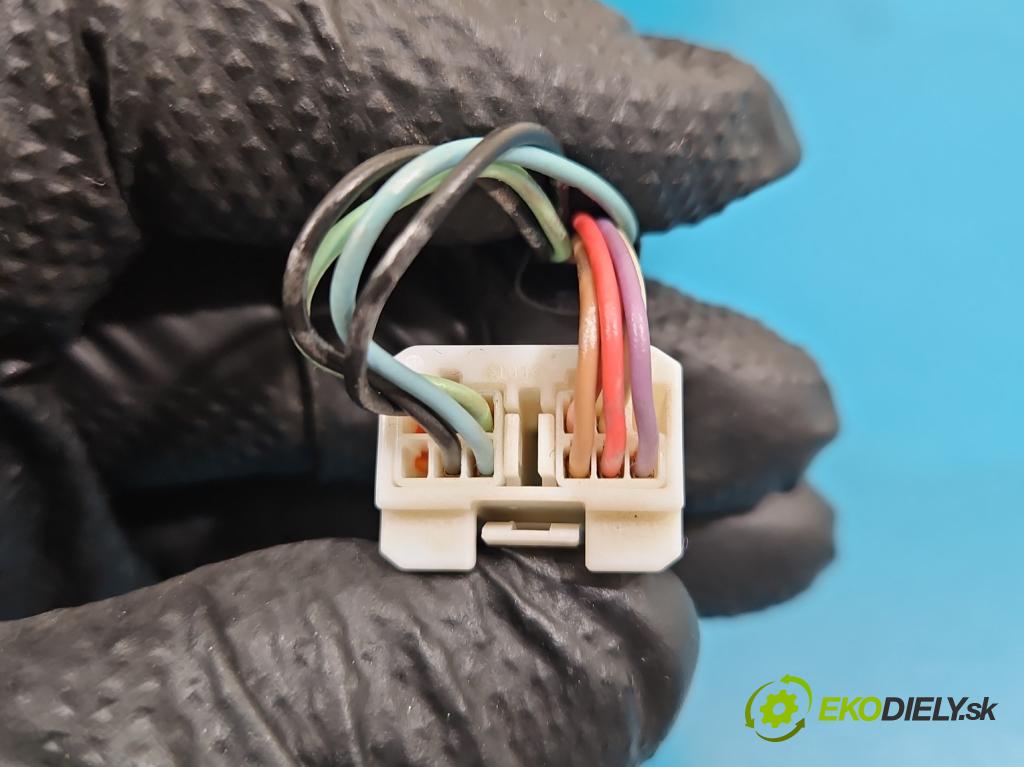 Toyota Rav4 IV 2013-2018 2.0 D4D 124hp manual 91 kW 1998 cm3 5- zrkadlo pravé  (Kľučka dverí ostatné)