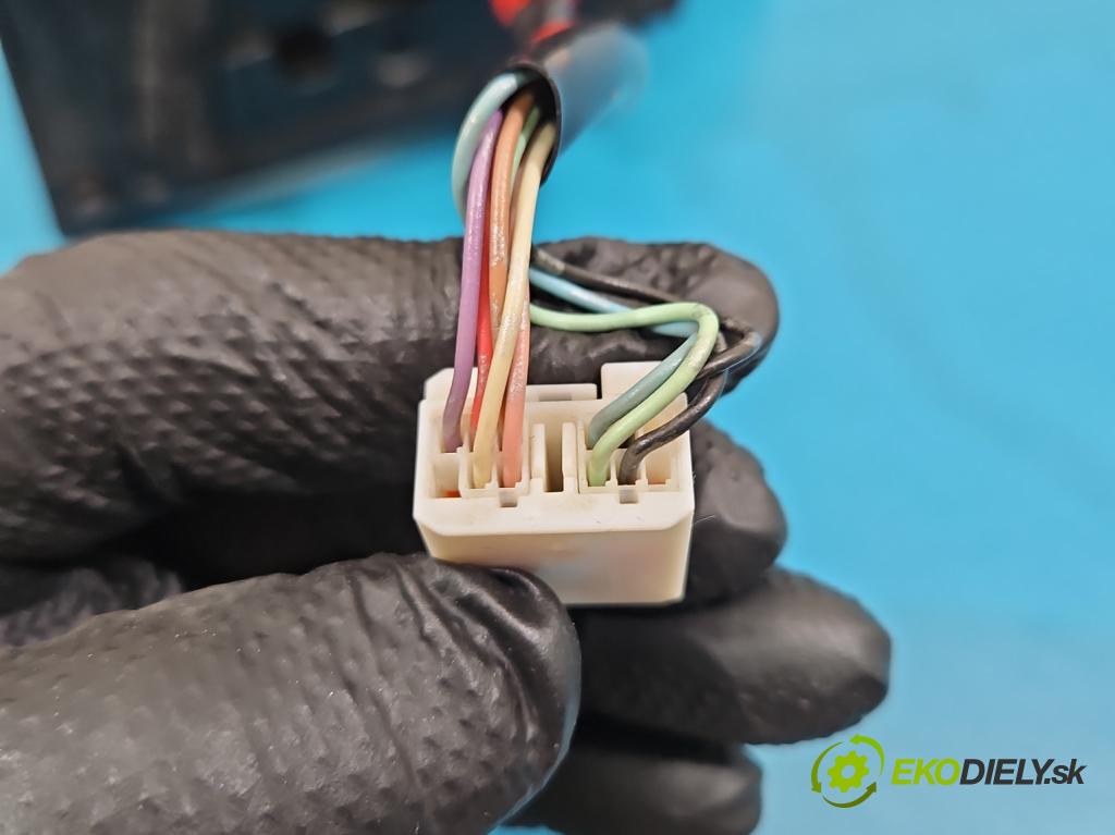 Toyota Rav4 IV 2013-2018 2.0 D4D 124hp manual 91 kW 1998 cm3 5- zrkadlo pravé  (Kľučka dverí ostatné)