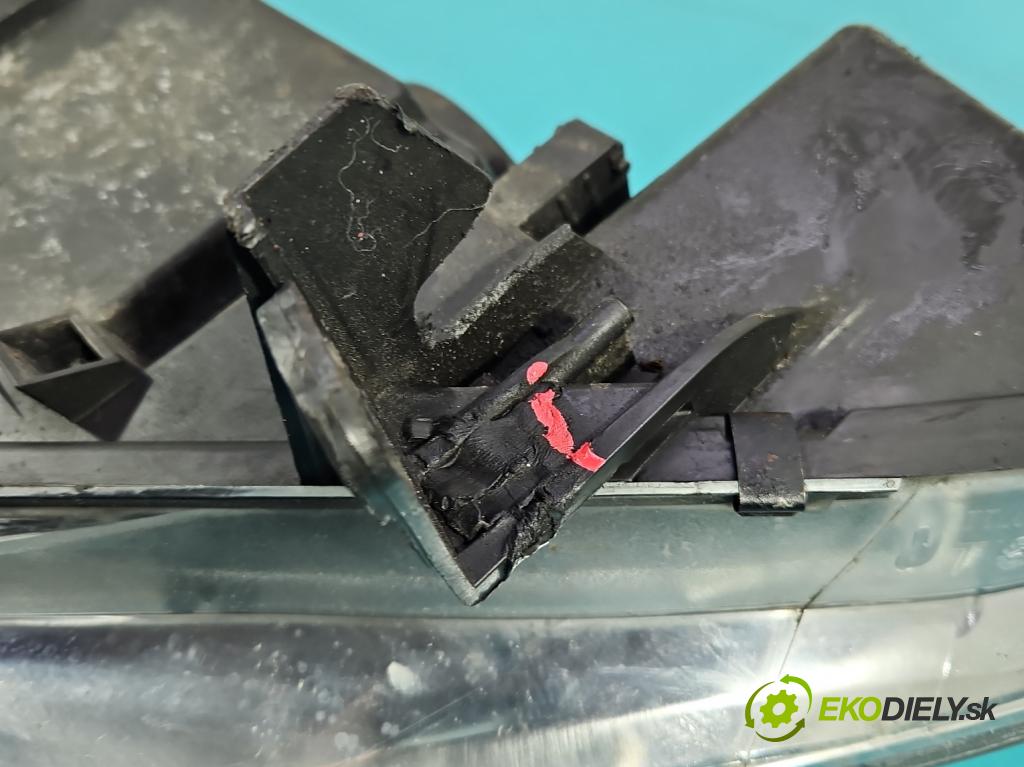 Peugeot 407 2.0 hdi 136 HP manual 100 kW 1997 cm3 4- Reflektor: pravý 0301213204 (Svetlo predné pravé)