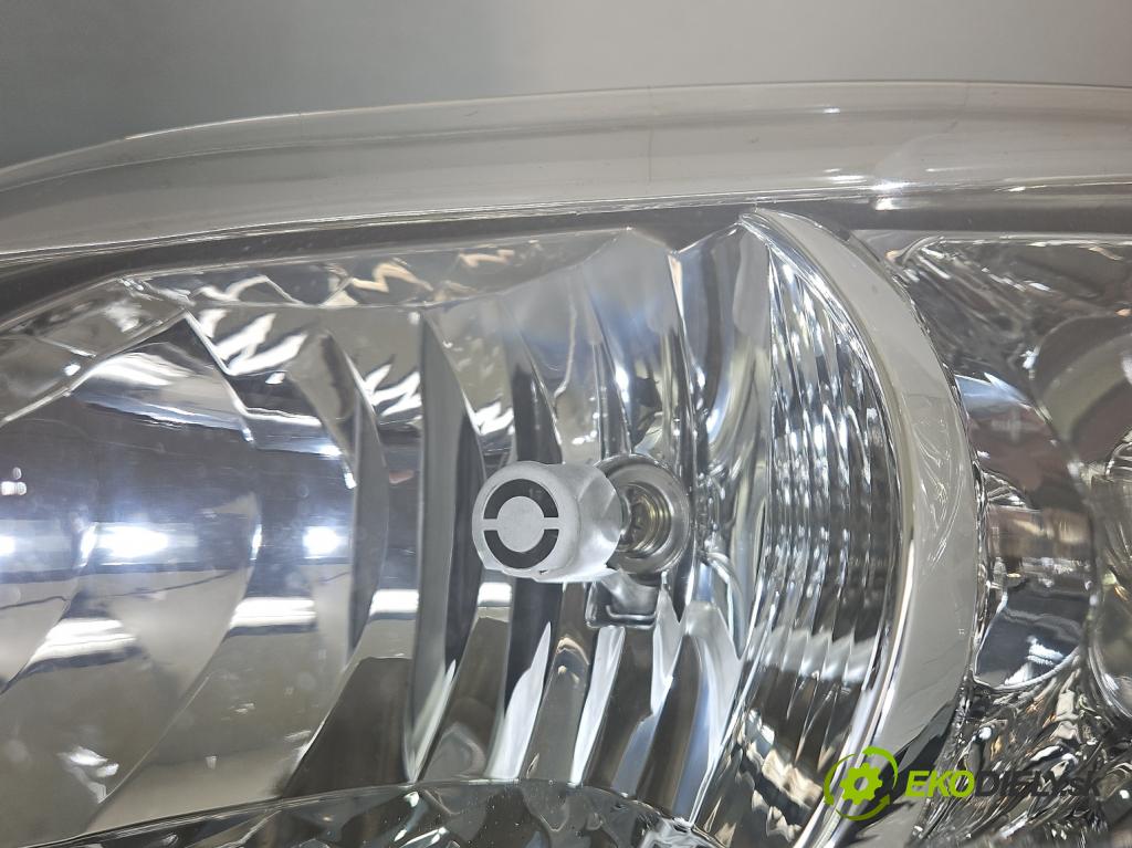 Citroen C4 I 2004-2011 1.6 16V 120 HP manual 88 kW 1598 cm3 5- Reflektor: ľavý 9684381980 (Kľučka dverí ostatné)