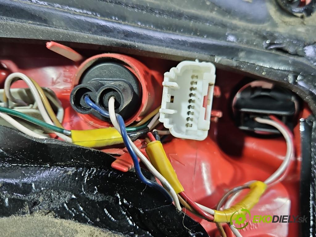 Toyota Auris I 2006-2013 1.3 vvti 99 HP manual 73 kW 1329 cm3 5- svetlo / reflektor zadné ľavé 81560-02540 (Kľučka dverí ostatné)