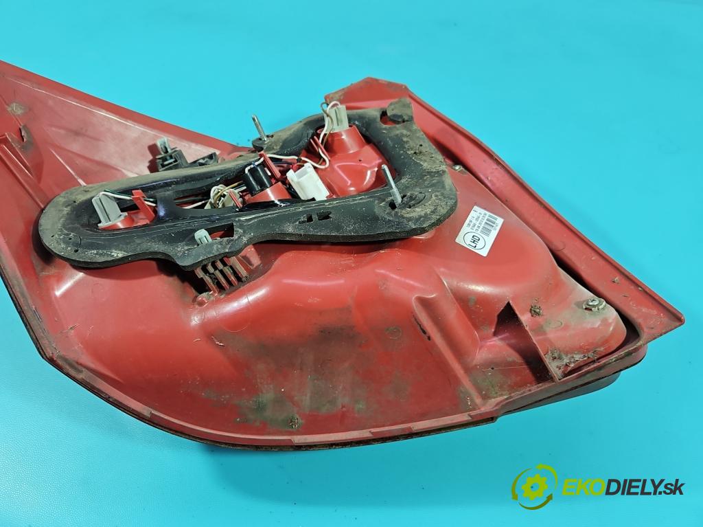 Toyota Auris I 2006-2013 1.3 vvti 99 HP manual 73 kW 1329 cm3 5- svetlo / reflektor zadné pravé 81550-02540 (Kľučka dverí ostatné)