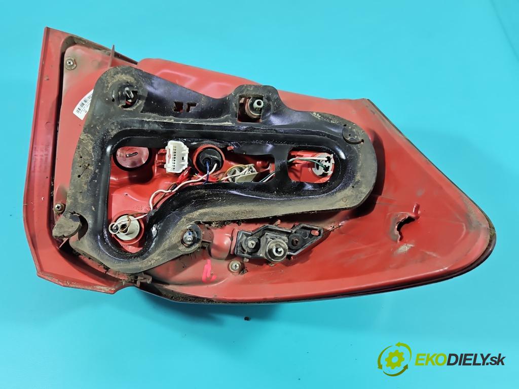 Toyota Auris I 2006-2013 1.3 vvti 99 HP manual 73 kW 1329 cm3 5- svetlo / reflektor zadné pravé 81550-02540 (Kľučka dverí ostatné)