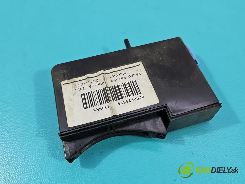 Renault Laguna II 2001-2007 1.6 16V 111KM manual 82 kW 1598 cm3 5- Čtenář: kárt 8200224594