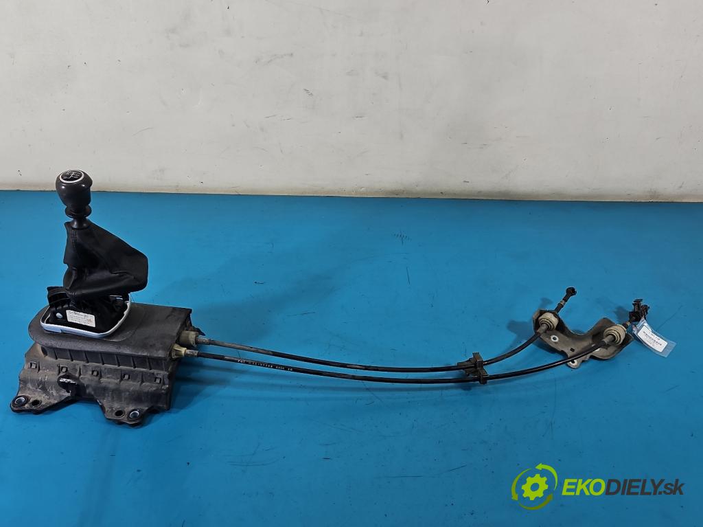 Fiat Punto Grande 1.4 8V 77 hp manual 57 kW 1368 cm3 5- kulisa změny stupňová 553485470 (Řadicí páka (kulisa) )