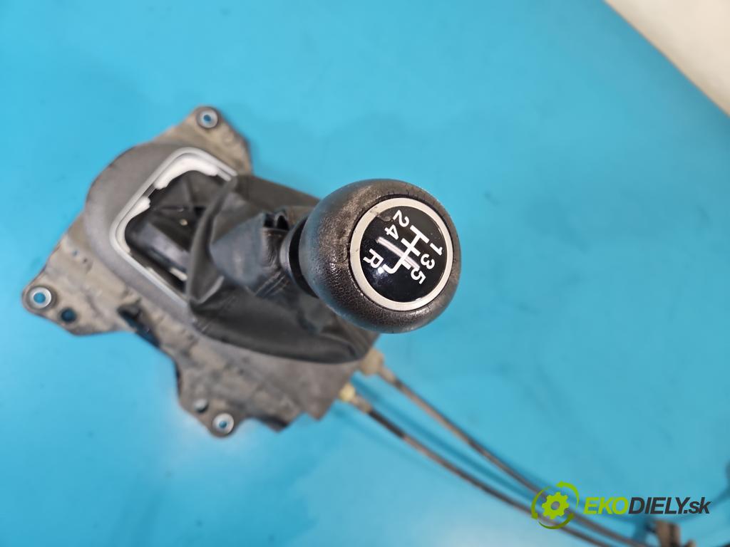 Fiat Punto Grande 1.4 8V 77 hp manual 57 kW 1368 cm3 5- kulisa změny stupňová 553485470 (Řadicí páka (kulisa) )