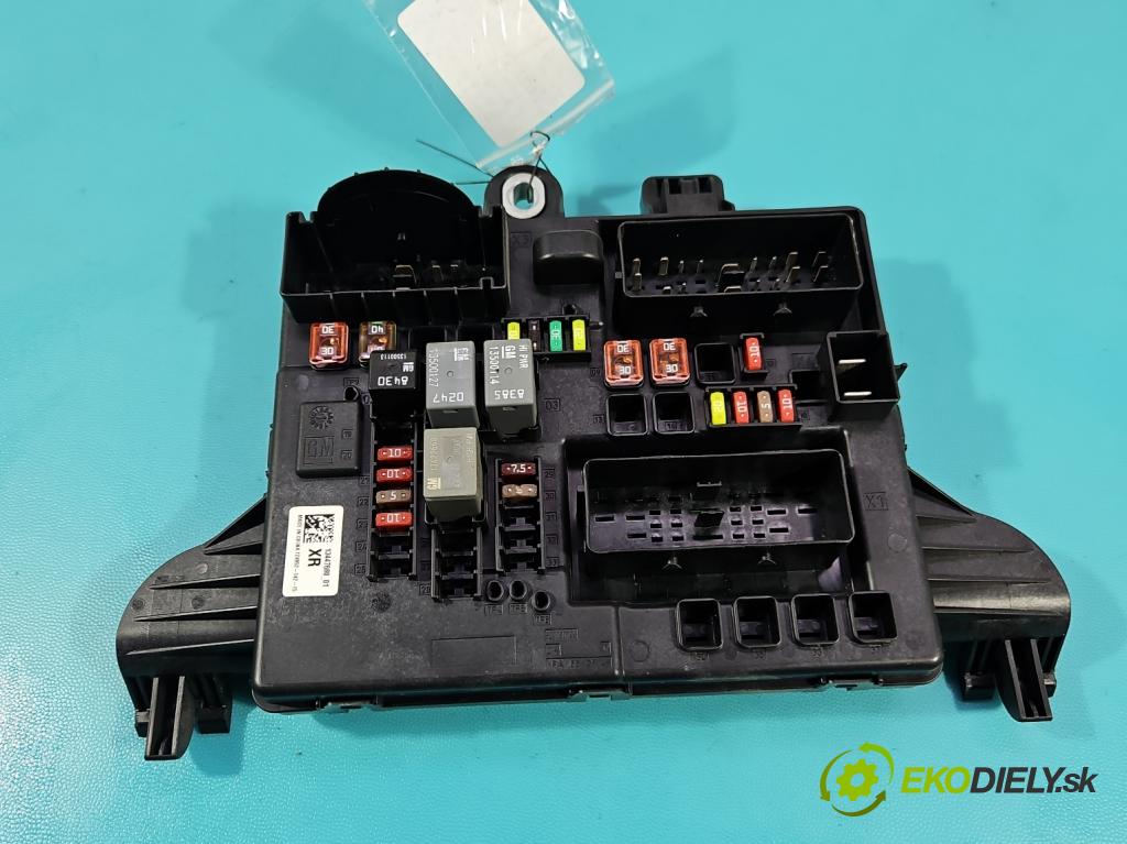 Opel Insignia A 2008-2017 2.0 cdti 170 HP manual 125 kW 1956 cm3 4- skrinka poistka 13447680 (Poistková skrinka)