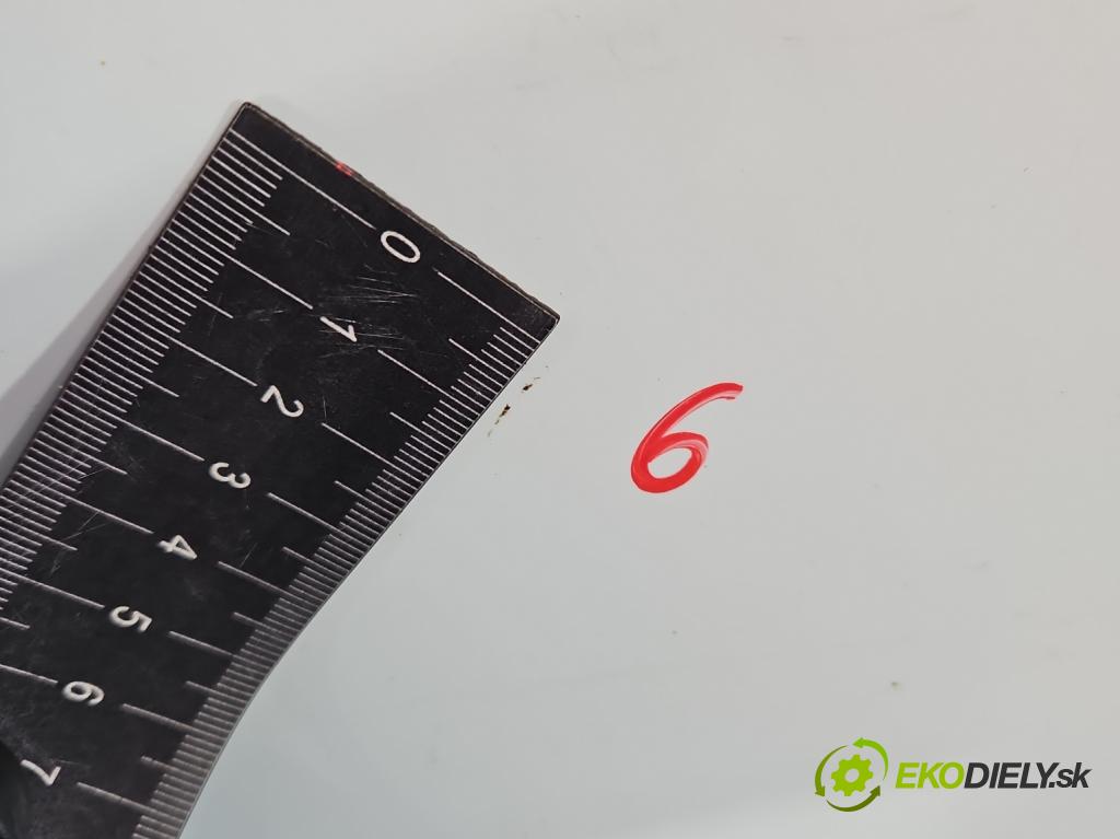 Dacia Dokker 2012- 1.6 16V 102 HP manual 75 kW 1598 cm3 5- dvere predné pravé  (Kľučka dverí ostatné)