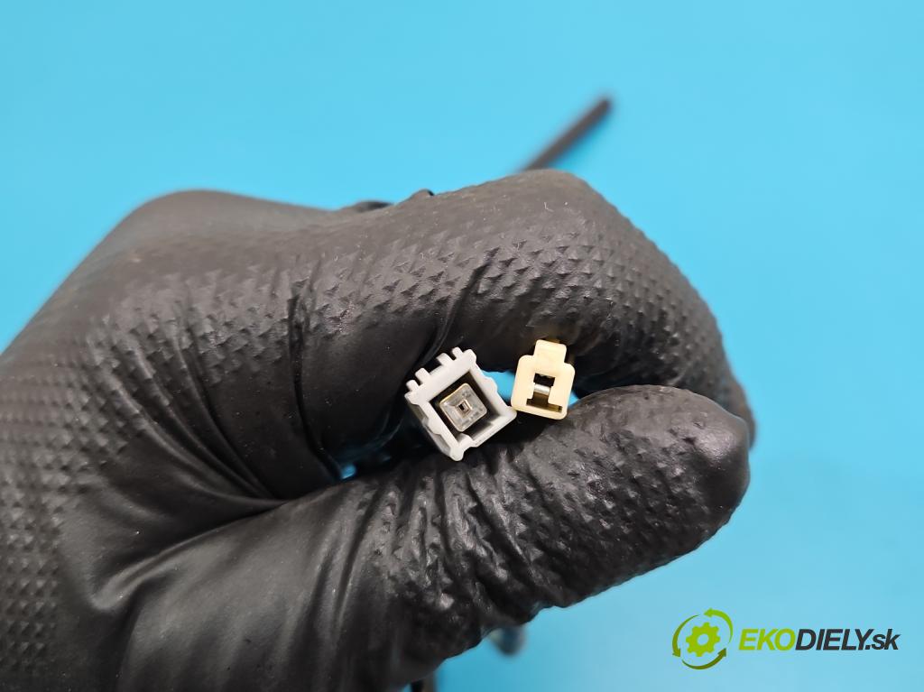 Toyota Auris I 2006-2013 1.3 vvti 99 HP manual 73 kW 1329 cm3 5- Antena