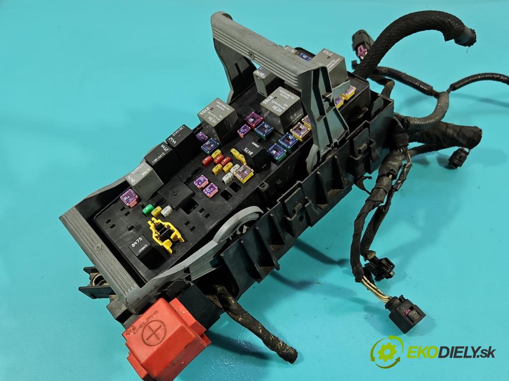 Fiat Freemont 2.0 jtd 170 hp manual 125 kW 1956 cm3 5- skříňka pojistková 68143318AE (Pojistková skříňka)