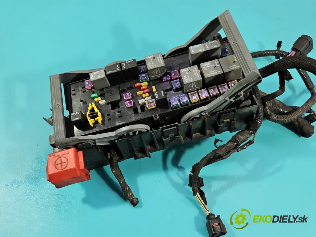 Fiat Freemont 2.0 jtd 170 hp manual 125 kW 1956 cm3 5- skříňka pojistková 68143318AE (Pojistková skříňka)