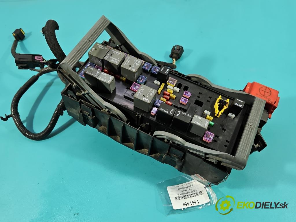 Fiat Freemont 2.0 jtd 170 hp manual 125 kW 1956 cm3 5- skříňka pojistková 68143318AE (Pojistková skříňka)