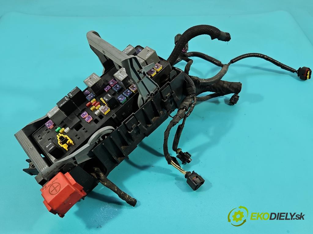 Fiat Freemont 2.0 jtd 170 HP manual 125 kW 1956 cm3 5- skrinka poistka 68143318AE (Poistková skrinka)