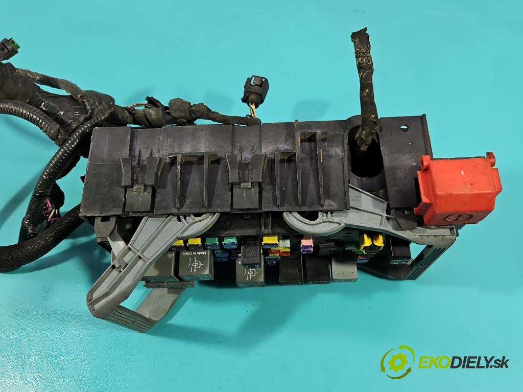 Fiat Freemont 2.0 jtd 170 hp manual 125 kW 1956 cm3 5- skříňka pojistková 68143318AE (Pojistková skříňka)