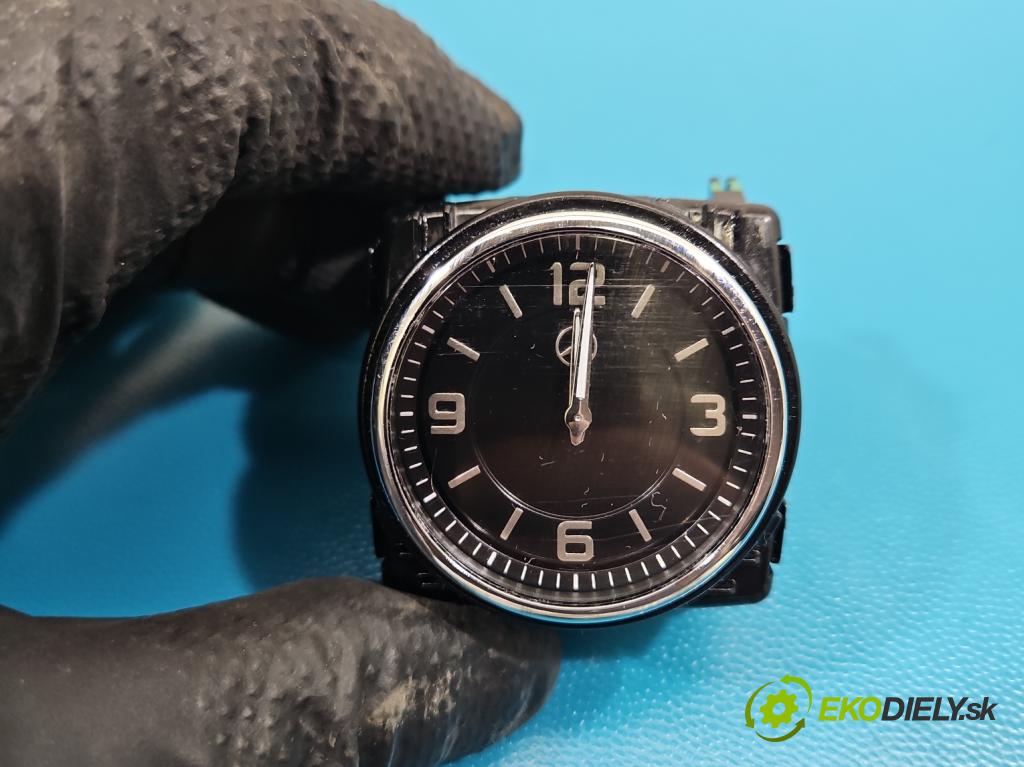 Mercedes E W213 2016-2023 2.0 CDI 194KM: automatic 143 kW 1950 cm3 4- Sledujte: A2138272000 (Prístrojová doska)