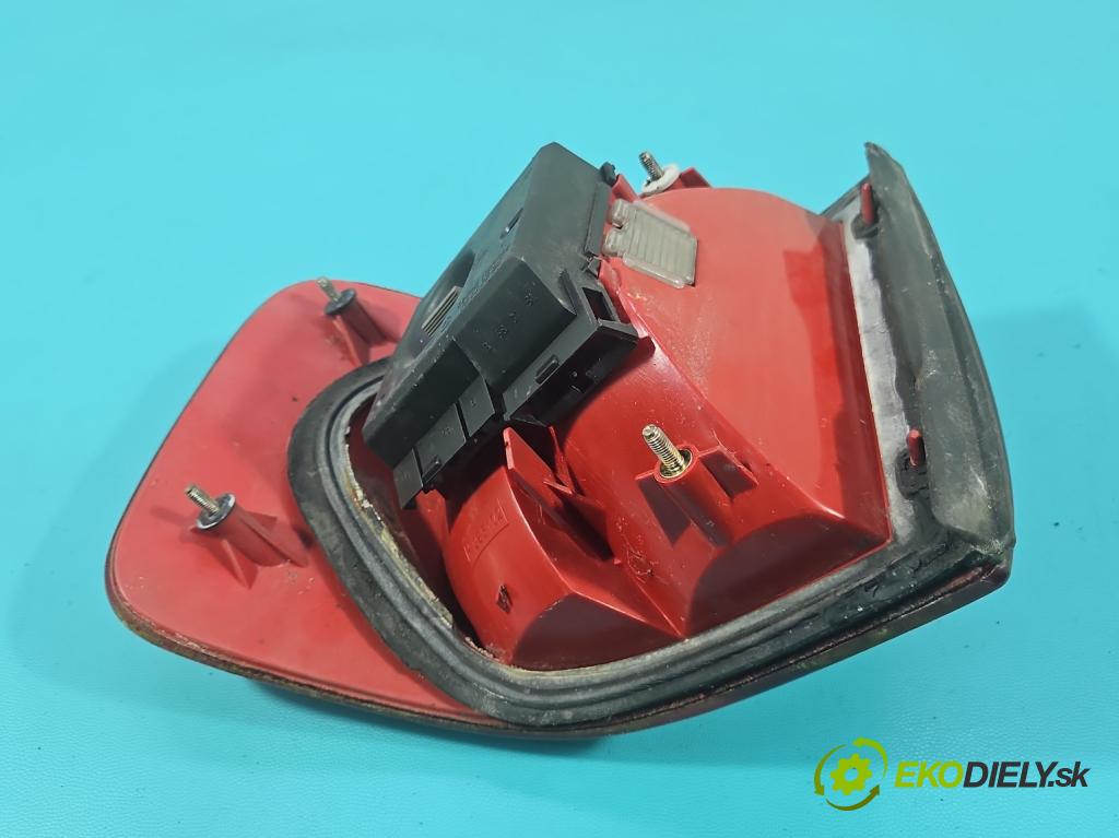 Audi 80 B4 1991-1994 2.0 8V 90 HP manual 66 kW 1984 cm3 4- svetlo / reflektor zadné pravé  (Kľučka dverí ostatné)