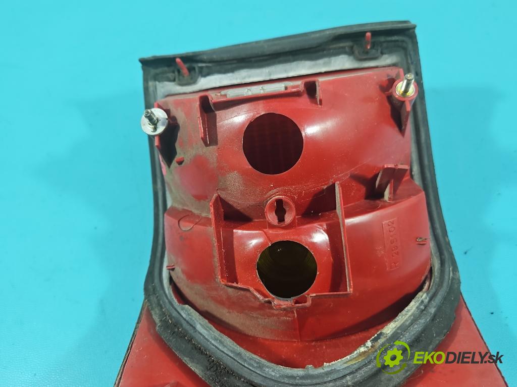 Audi 80 B4 1991-1994 2.0 8V 90 HP manual 66 kW 1984 cm3 4- svetlo / reflektor zadné pravé  (Kľučka dverí ostatné)