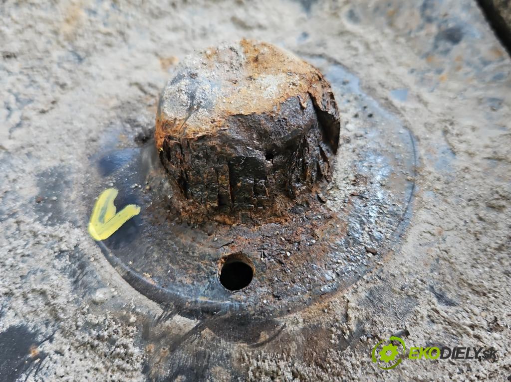 Dacia Logan I 2005-2014 1.4 8V 75 HP manual 55 kW 1390 cm3 4- zadna výstuha  (Výstuha zadná)