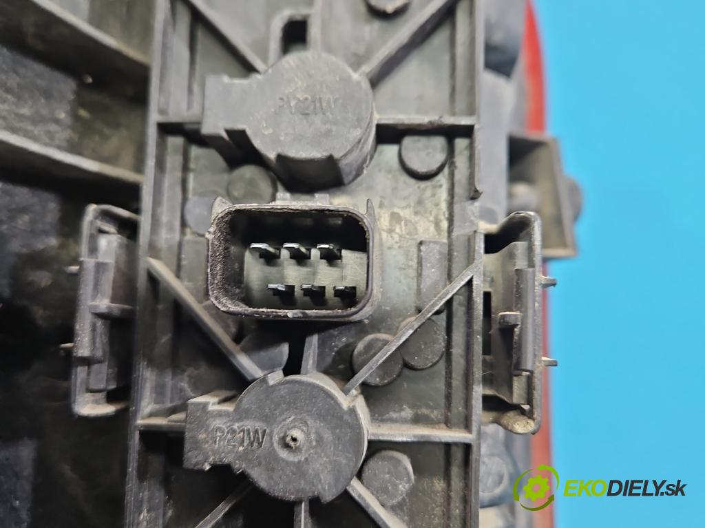 Chrysler Voyager IV 2000-2007 3.3 V6 174 HP automatic 128 kW 3301 cm3 5- svetlo / reflektor zadné pravé  (Kľučka dverí ostatné)