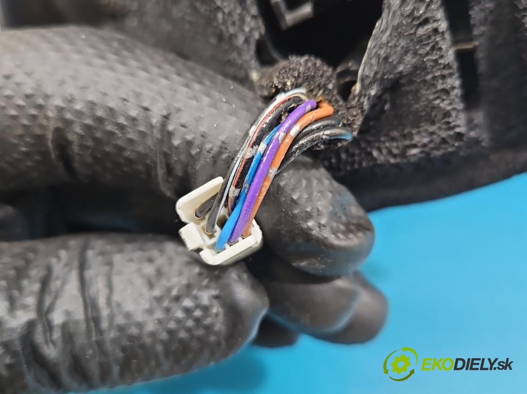 Mazda 2 II 2007-2014 1.3 16V 75 hp manual 55 kW 1349 cm3 5- zpětné zrcátko pravé  (Klika dveří ostatní)